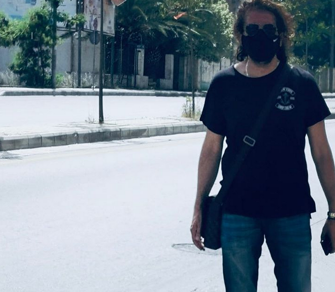 بالصورة – ممثل لبناني ينجو من الموت بعد السقوط من شرفة منزله