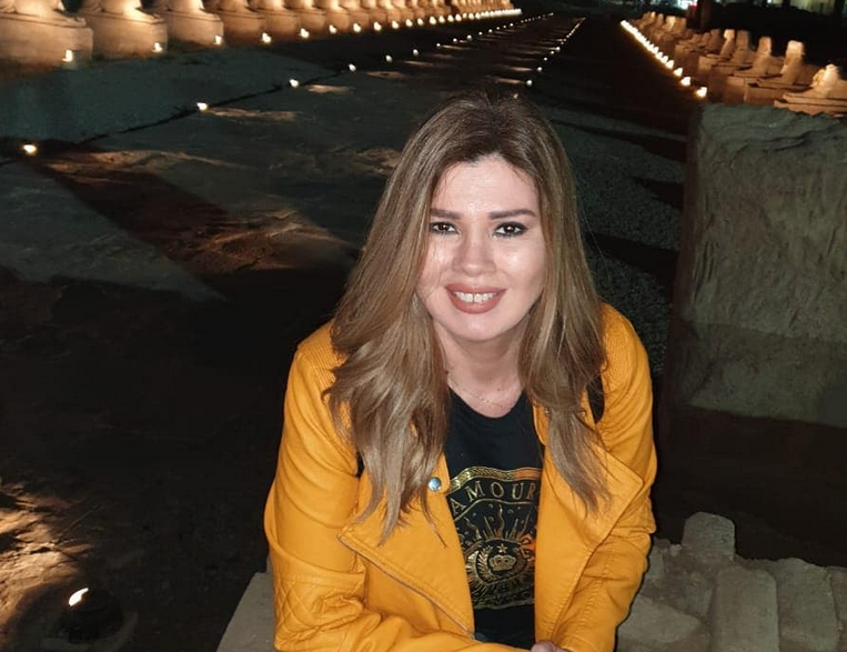 في صورة قديمة - رانيا فريد شوقي تجلس بفستان الزفاف على ركبتي والدها