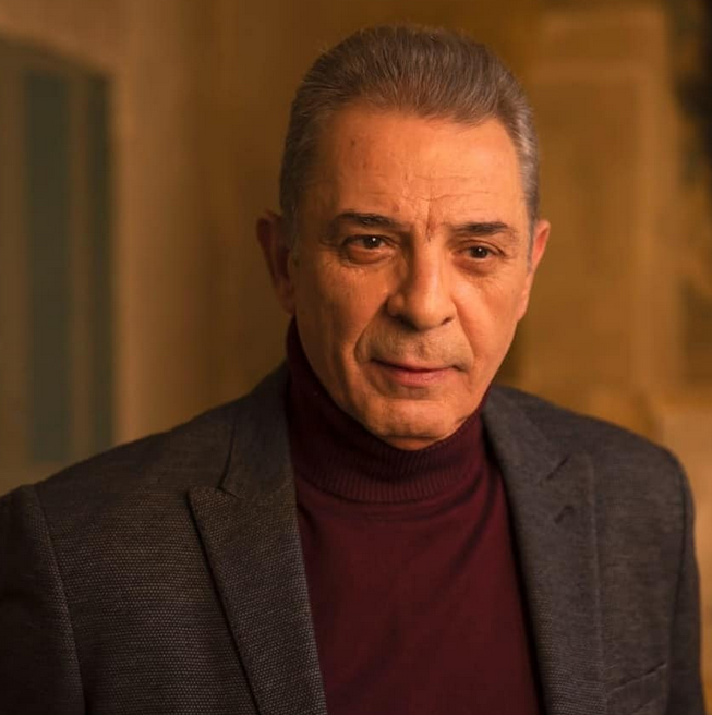 الأنظار تتوجه إلى صورة قديمة لمحمود حميدة مع بناته في سن طفولتهن