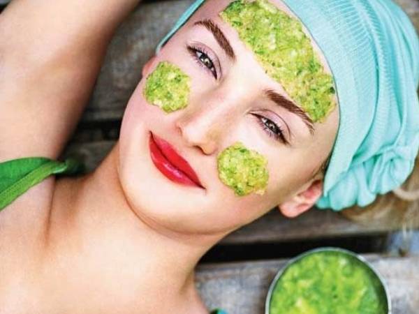 إليك طريقة قناع البقدونس السهل لإخفاء عيوب البشرة