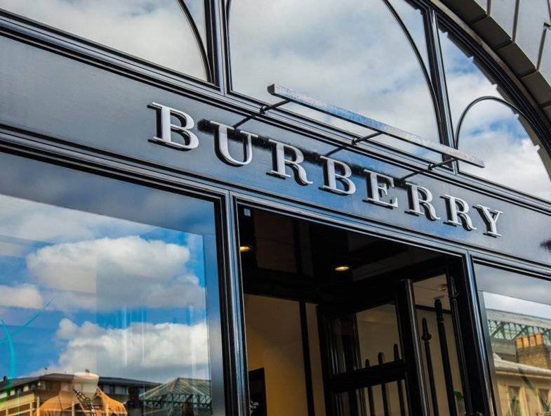 Burberry تفاجئ الجميع بمتجر مترف بطابع خاص في باريس