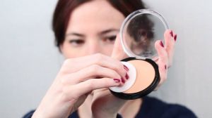 بودرة الوجه التي تغنيك عن كريم الأساس