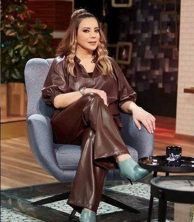 فيديو مؤثر - شكران مرتجى تهتم بوالدتها كالطفلة وتغني لها