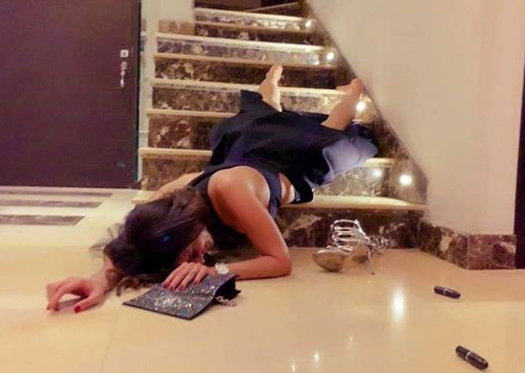 بالصور - زينة تسقط من على درج منزلها