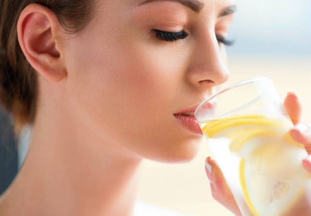 إليك وصفة ماء الليمون الجديدة مع هذا المكون لحرق الدهون