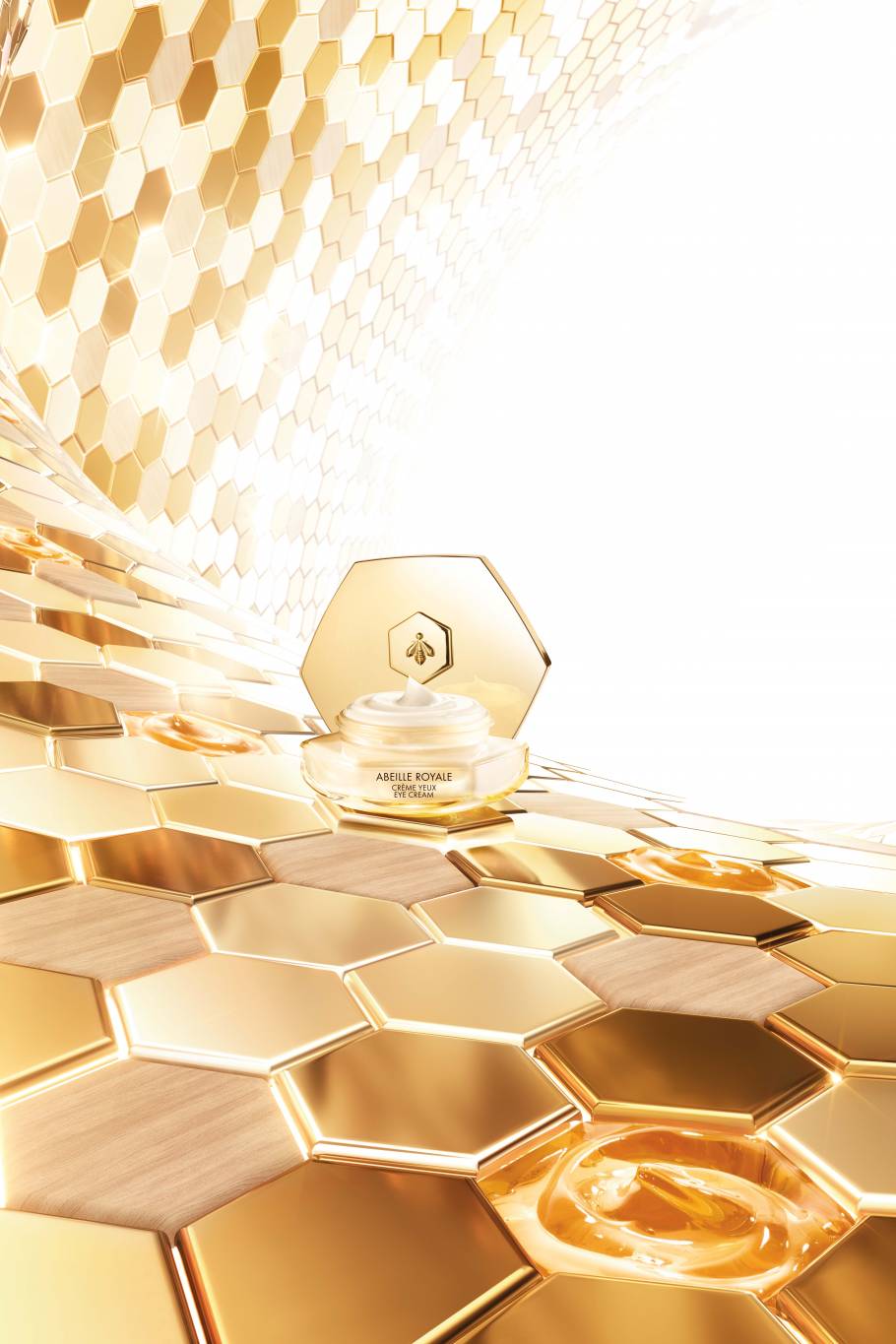 ABEILLE ROYALE لاستعادة شباب العينَين من GUERLAIN