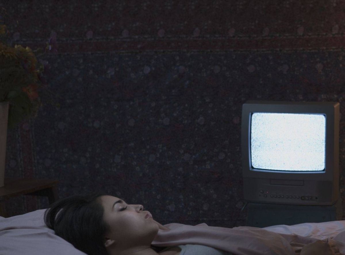 ما العلاقة بين زيادة الوزن والنوم أمام شاشة التلفزيون؟