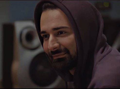 احمد حاتم يسخر من شكله في صورة قديمة