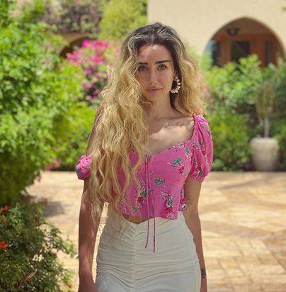 بالصور - هنا الزاهد تستعرض نظاراتها الشمسية الغريبة