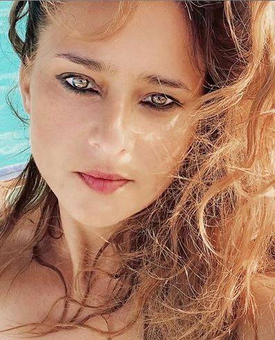 نيللي كريم تعيد الجدل حول زواجها بصورة مع شخص مجهول