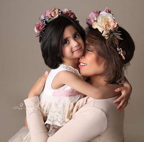 بالفيديو والصور - الدكتورة خلود تثير الجدل بمبالغتها في الاحتفال بميلاد ابنتها