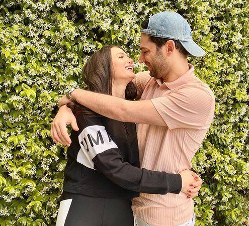 مراد يلدريم وايمان الباني ينتظران مولودهما الاول