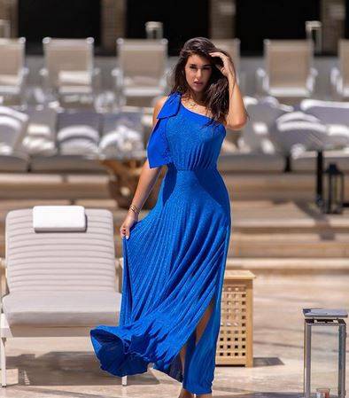 تعرفي إلى ثمن فستان ياسمين صبري الأزرق المميز