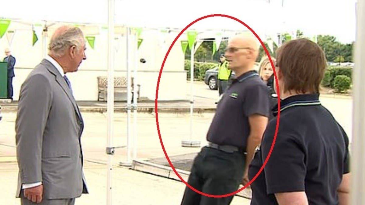 بالفيديو - رجل يفقد وعيه أمام الأمير تشارلز