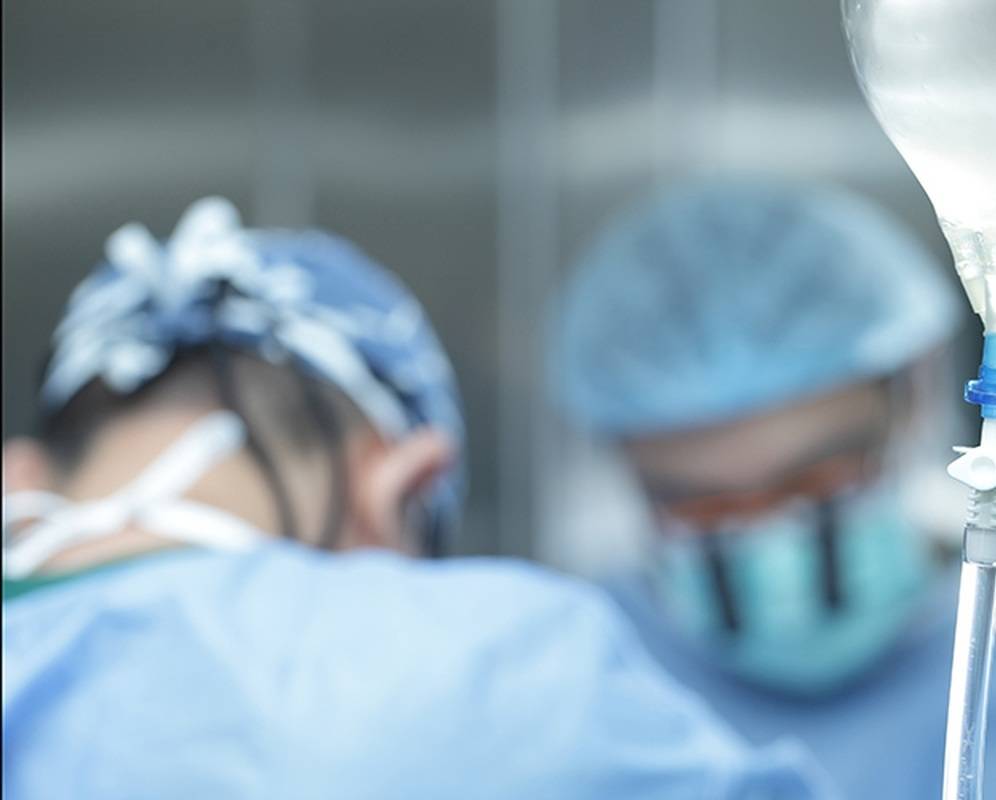 بالصور- طبيب تجميل يكشف شكل نجمة شهيرة قبل التجميل