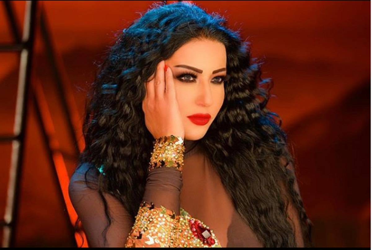 بالصور - سمية الخشاب تستعرض نحافتها وتكشف سر خصرها النحيل