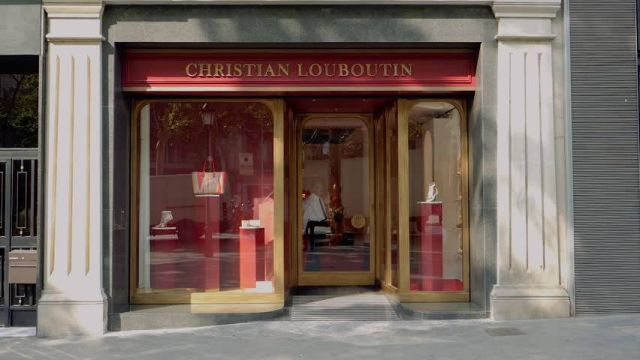 بالفيديو - Christian Louboutin يجمع في تصاميمه الجديدة واقع باريس وخيالها