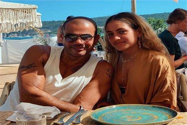 كنزي عمرو دياب تنشر فيديو قديم له وتحدث بلبلة