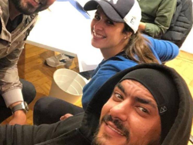 بالصورة -  سخرية لاذعة من ياسمين عبد العزيز وأحمد العوضي بسبب ملابسهما المنزلية