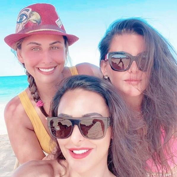 بصورة مع شقيقتيها.. دانا حمدان: 