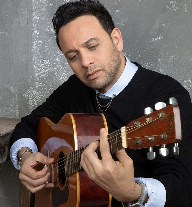 بالصورة -  ملامح زوجة مصطفى قمر الطبيعية تسرق الأضواء منه