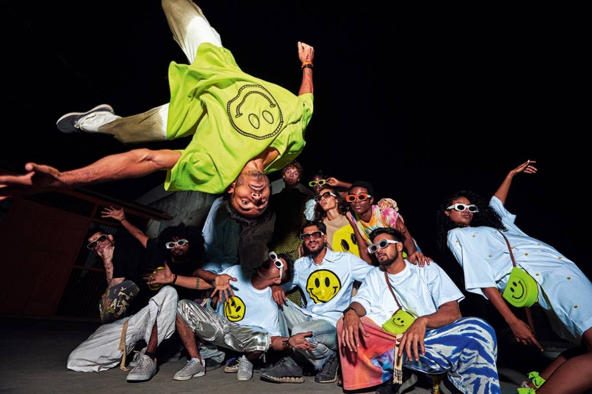 لويفي باولا إيبيزا تدعو في مجموعتها الى الإبتسام