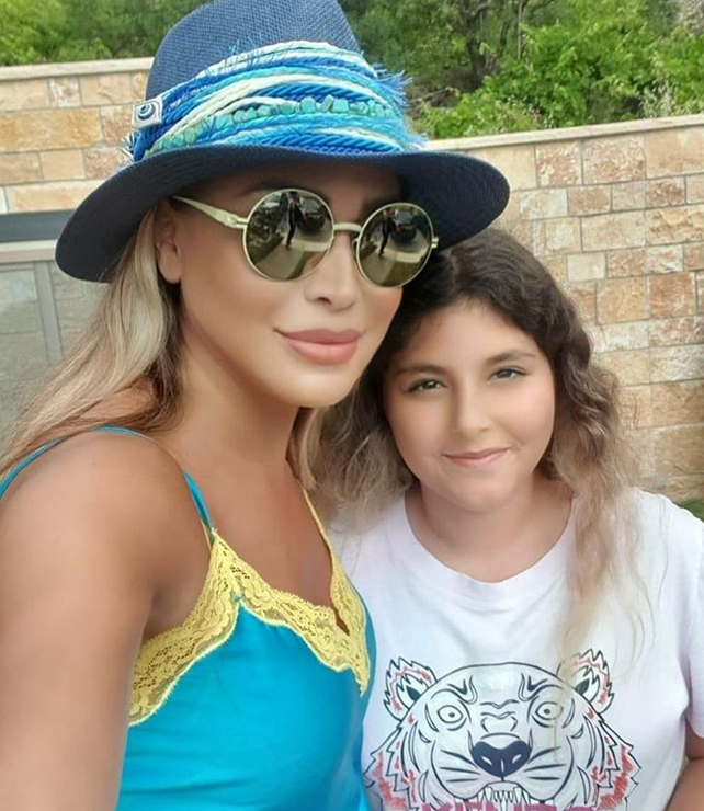 بالصورة -  هذه الطفلة مع نوال الزغبي ابنة ممثلة لبنانية... ما درجة الشبه بينهما؟