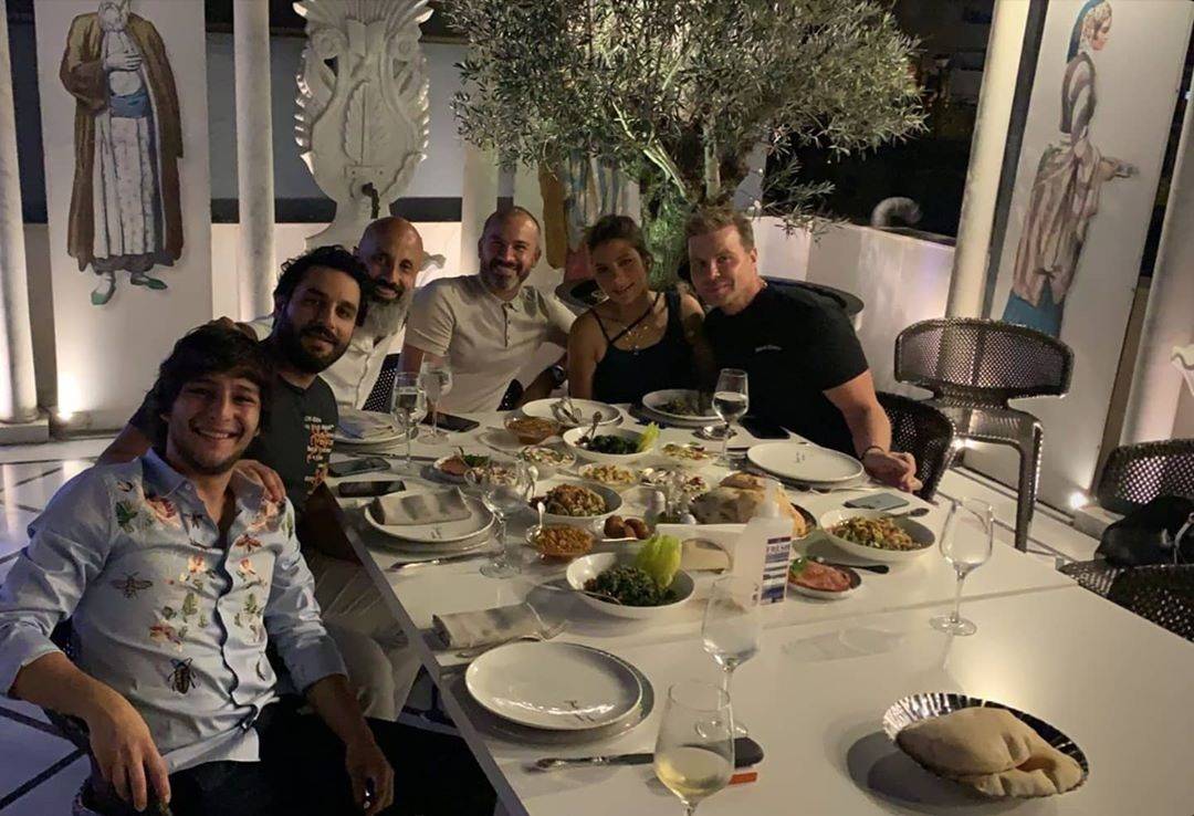 بالصور - بعد عودة الطيران.. أصالة وأولادها أول المسافرين إلى لبنان في إجازة