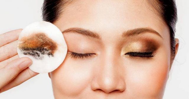 4 أسرار لإزالة المكياج والسماح للبشرة بالتجدد