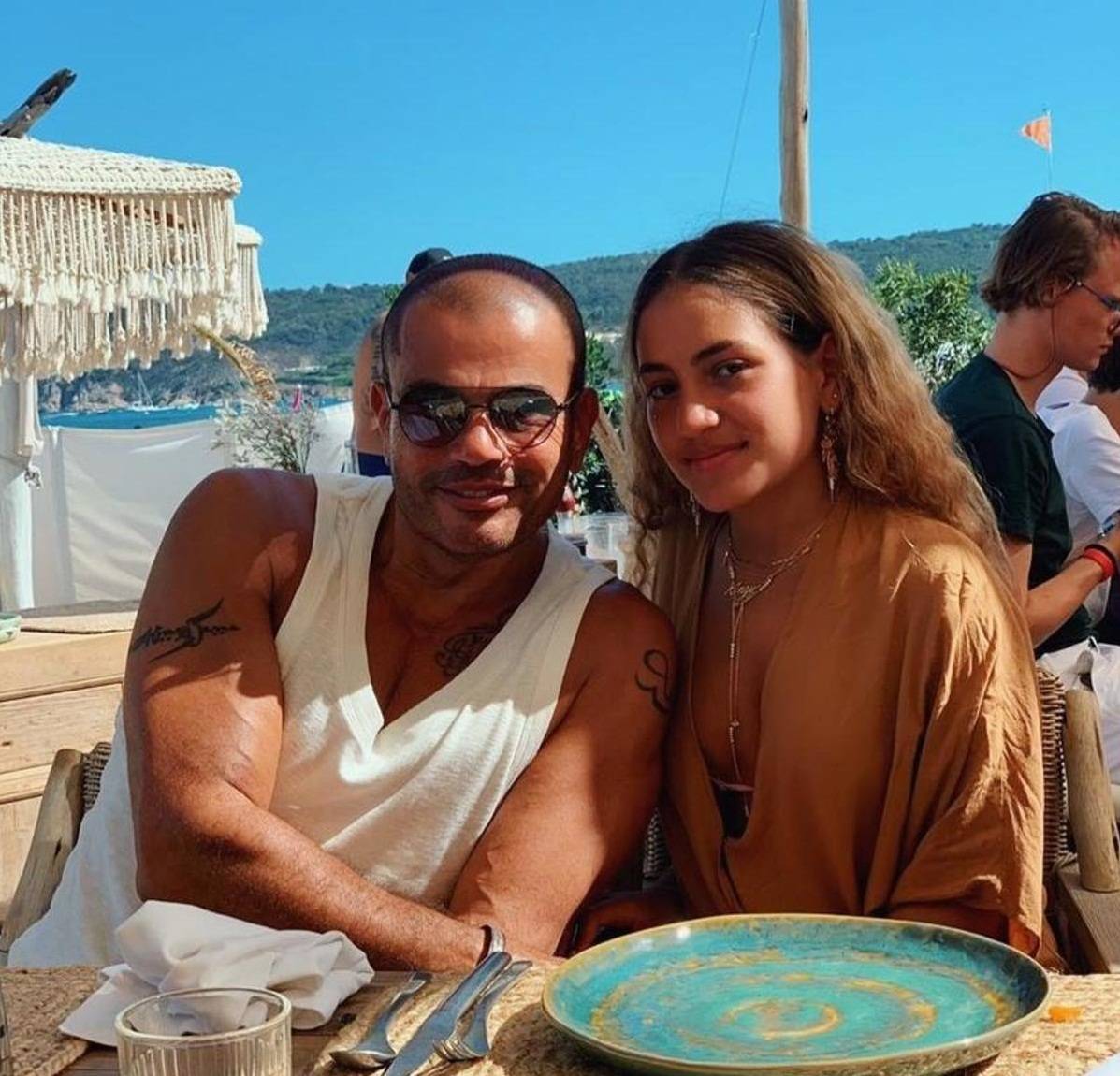 هجوم جديد على عمرو دياب بسبب صورة ابنته مع شاب