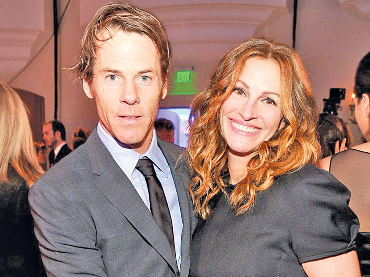 جوليا روبرتس تنفي خلافها مع وزوجها بصورة