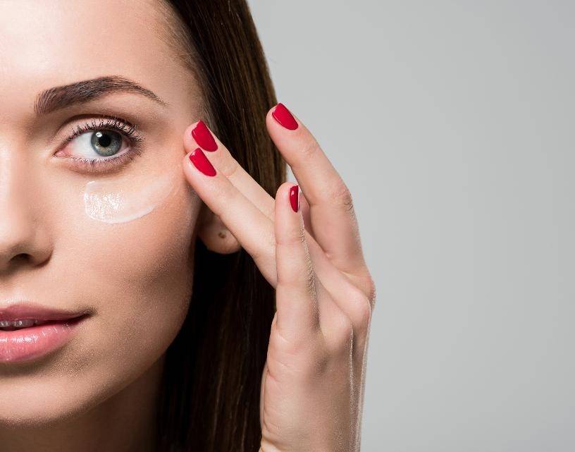 لا تفوتي وصفة الفيتامينE  لإزالة تجاعيد محيط العينين