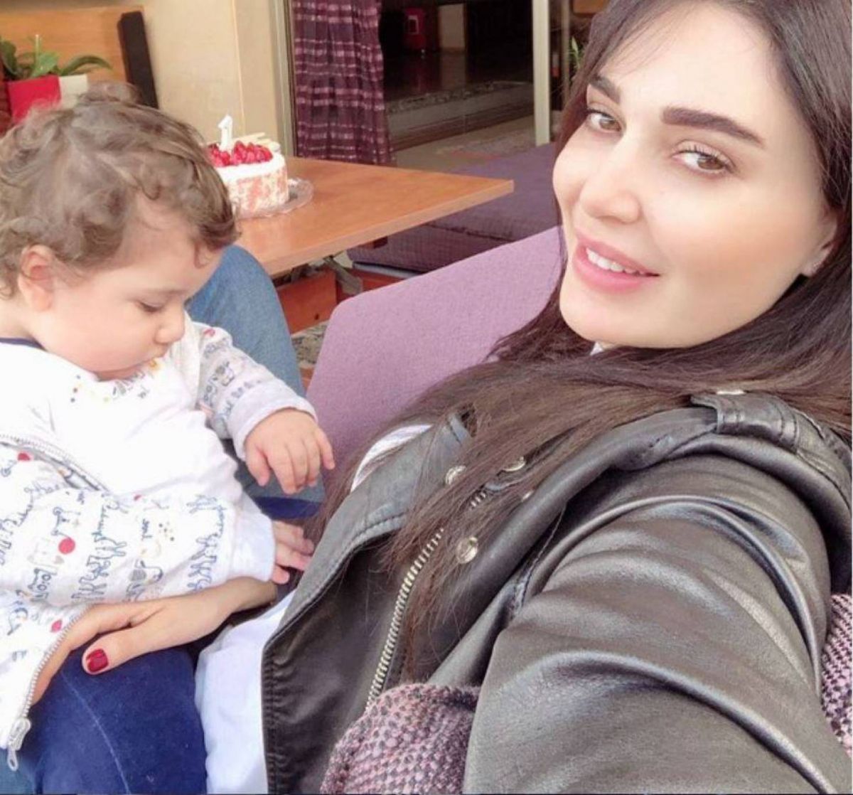 فيديو طريف - سيرين عبد النور تطهو وابنها يسرق المكونات