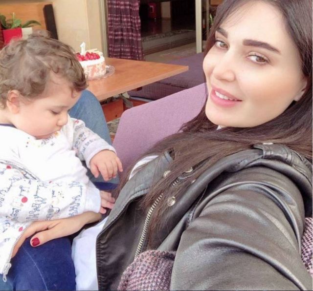 فيديو طريف - سيرين عبد النور تطهو وابنها يسرق المكونات