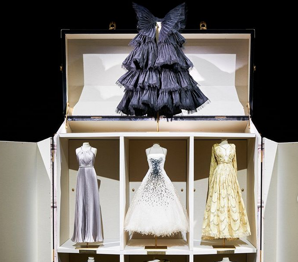 هذا المعطف من Dior تطلب 180 ساعة عمل وإليك النتيجة