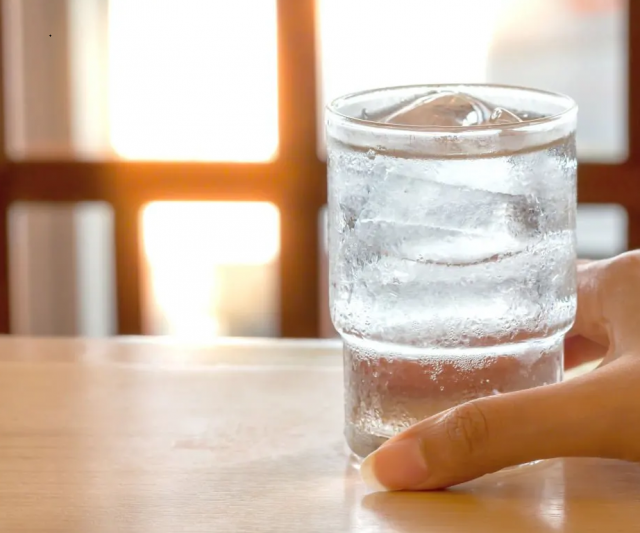 هل تشربون الماء البارد في فصل الحر؟ هذا خطأ كبير