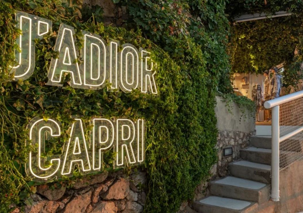 Dior تبدع في كابري... صيف بألوان الطيف