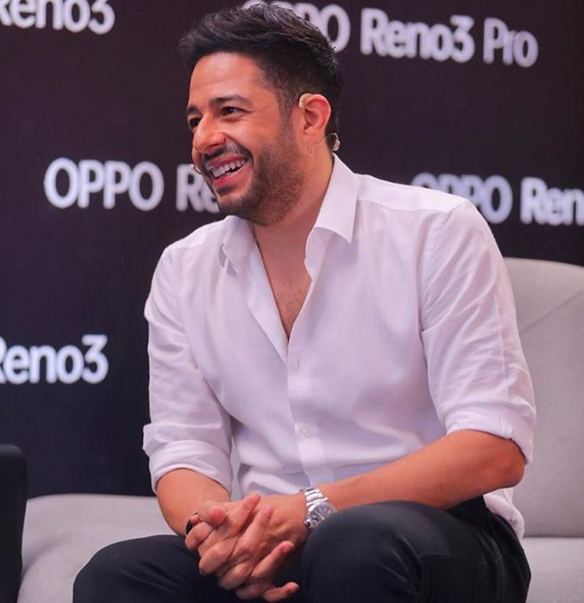 بالصورة -  هل تتذكرون كيف كان شكل محمد حماقي في يوم زفافه؟