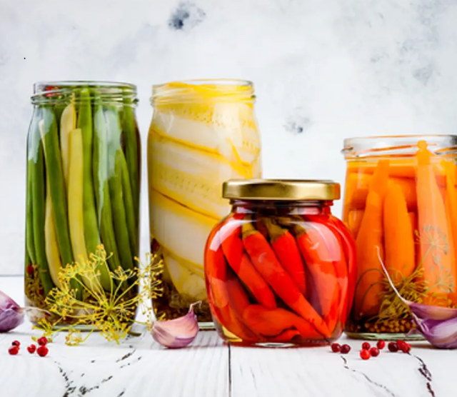 أفضل طريقة لحفظ المخللات ومنع تعفنها
