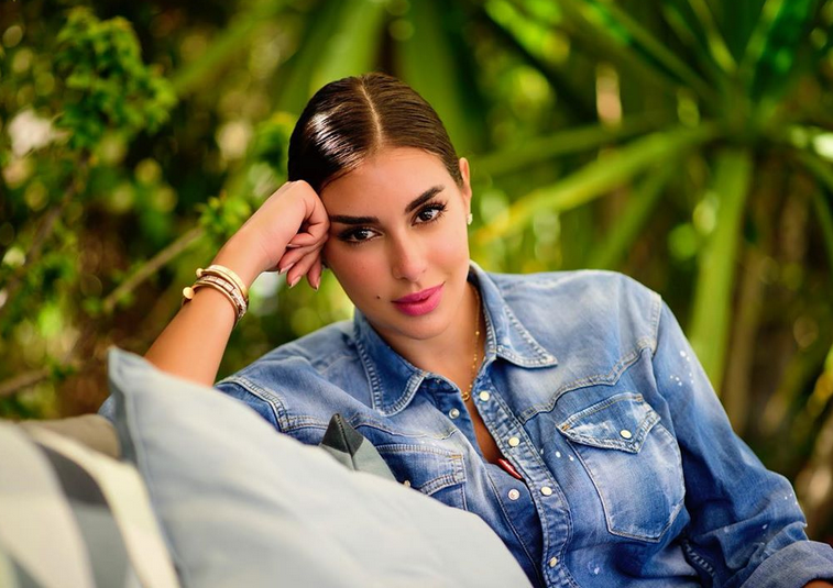 بالصورة – إليك سعر قميص الدونيم الذي ارتدته ياسمين صبري