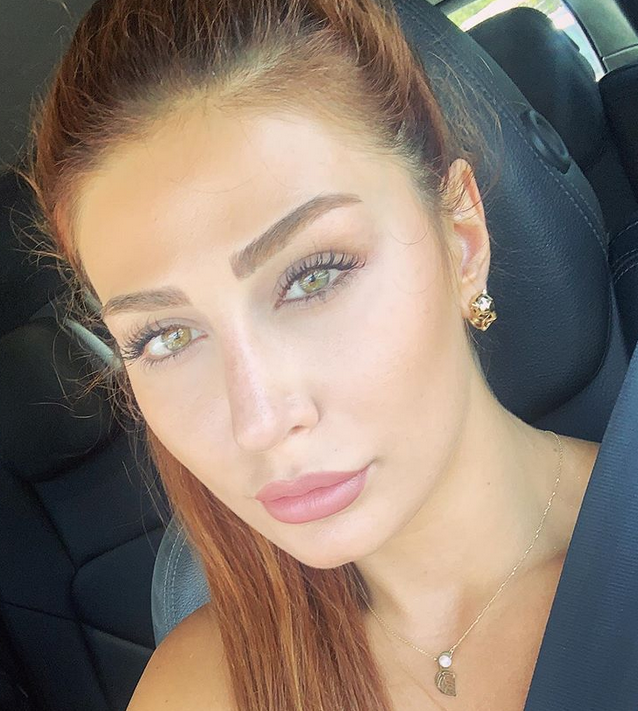 بالصورة -  هبة نور تجذب الأنظار بطقم بنقشة فستان ياسمين صبري الشهير