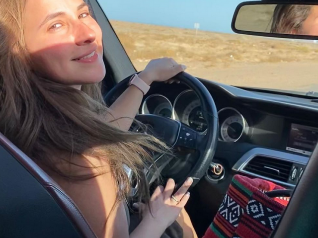 بالصورة – شيري عادل تسرق الأضواء بإطلالة بحرية بيضاء