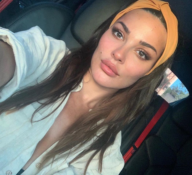 فيديو طريف - شجار بين زوجين بسبب إعجاب الزوج بنادين نسيب نجيم والممثلة تتدخل