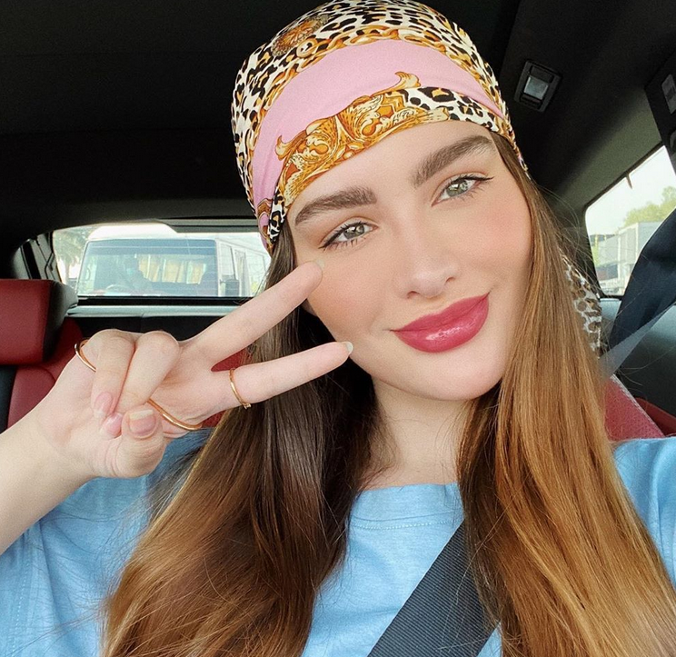 بالصورة – إليك سعر حذاء روان بن حسين الذهبي الفاخر من Chanel