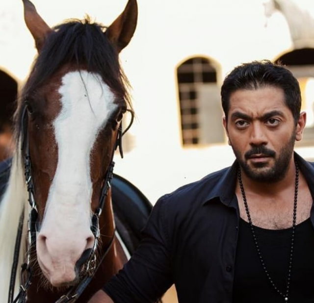 أحمد فلوكس ينشر صورة نادرة من طفولته مع عادل إمام