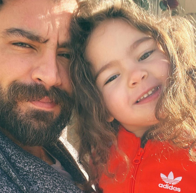 بالفيديو - جرأة وطرافة ابنة معتصم النهار أمام الكاميرا تخطفان الأضواء من والديها