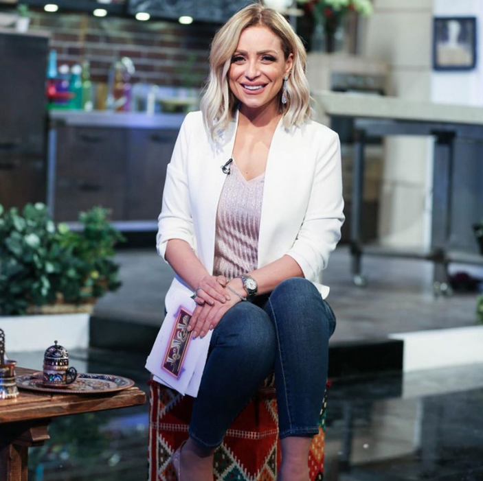 بالصورة – ريم البارودي تسرق الأضواء بشكلها من دون مكياج