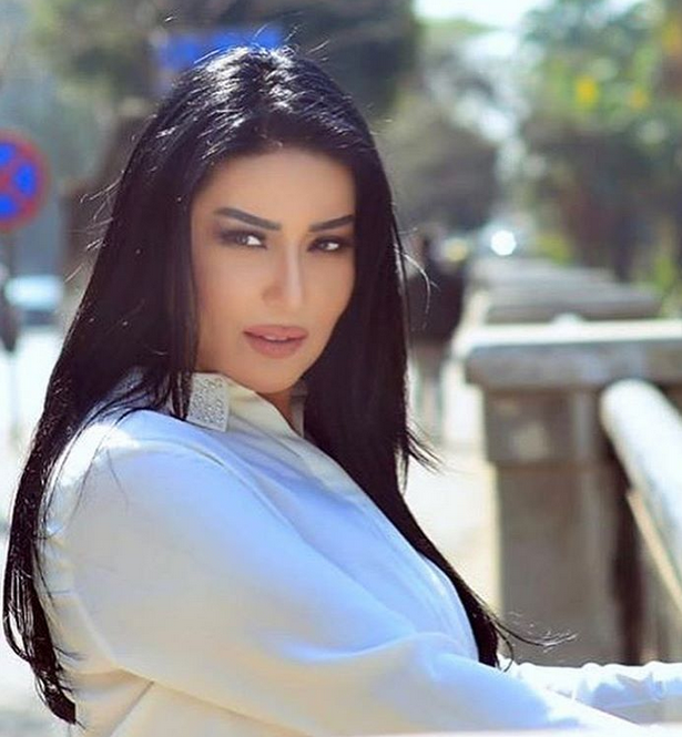 بالصور – سمية الخشاب تلفت الانتباه بحرصها على الاحتشام على شاطئ البحر