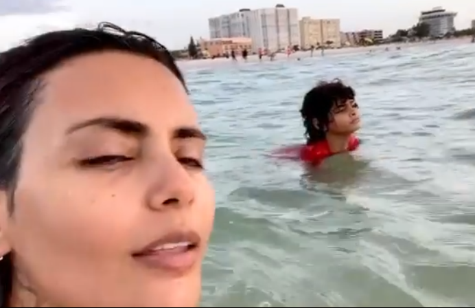 بالفيديو - نجمة مواقع سعودية تتهم بإهانة القبيلة بظهورها بملابس البحر وتسخر