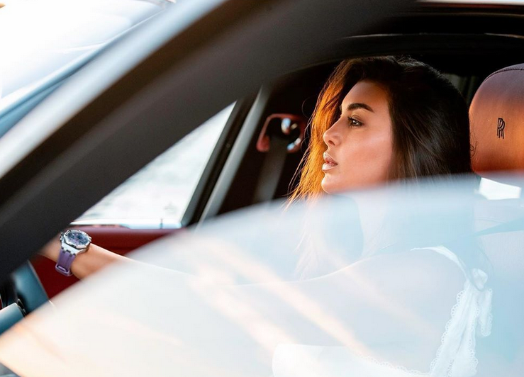 بالفيديو – معجبون يلاحقون ياسمين صبري ويظهرون فخامة سيارتها